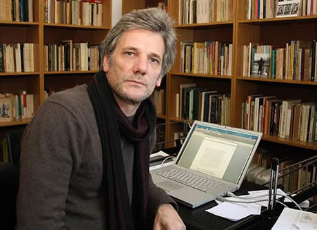 Alan Pauls, en el lugar donde escribe, lee y traduce.  Foto:  lanacion.com  / Martín Turnes